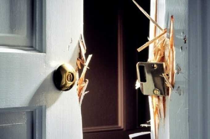 Напролом: Во время эвакуации ТЦ в Подмосковье, посетители были вынуждены выбивать заблокированные двери аварийных выходов