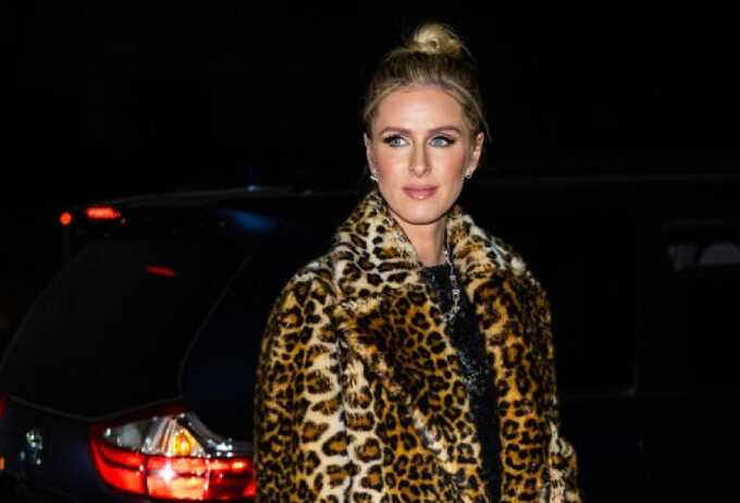 Жена миллиардера Никки Ротшильд без макияжа и во вьетнамках гуляет по лужам