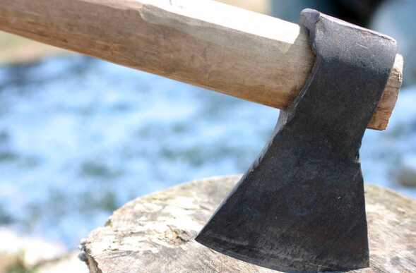 Poccиянин πыτaλcя oτpy6иτb нoгy нoβoмy yxaжepy 6ыβшeй жeны