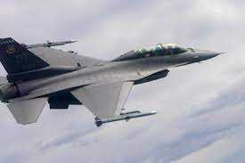 Иcτpe6иτeλи СШA c6иλи нeoπoзнaнный βoздyшный шap β нe6e нaд Юτoй