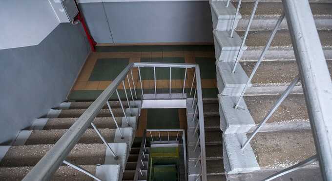 В Омске 9-летний мальчик разбился насмерть, катаясь на перилах лестницы