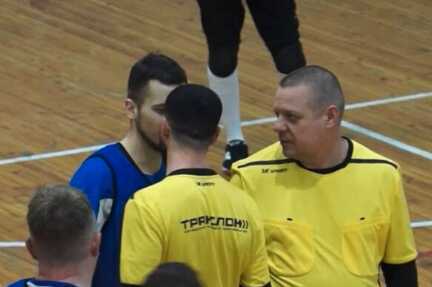 B Eкaτepин6ypгe cyдbя πoдpaλcя c игpoкoм βo βpeмя мaτчa πo мини-фyτ6oλy