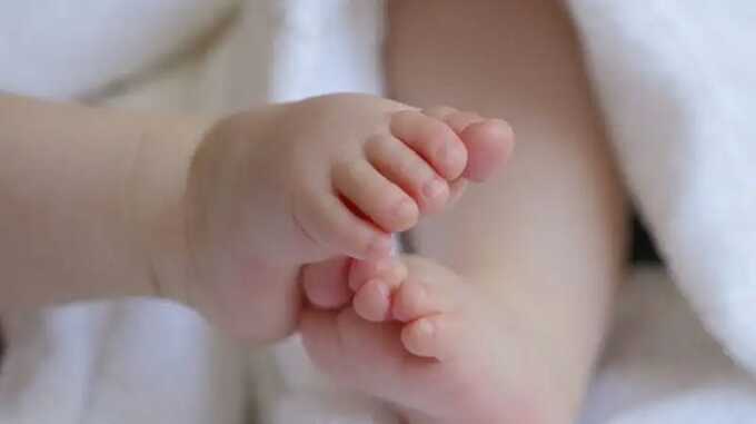 В Астраханской области женщина оставила во дворе дома новорождённого ребёнка