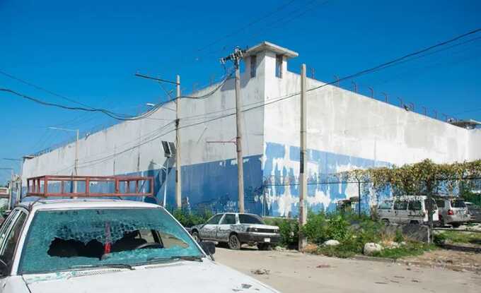 Банды Гаити взяли штурмом тюрьму и освободили 4000 заключённых