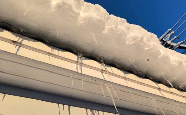 В Химках огромная лавина снега сошла с крыши дома