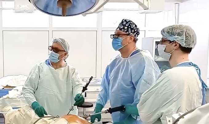 Российские врачи спасли мужчину с зубным протезом в кишечнике