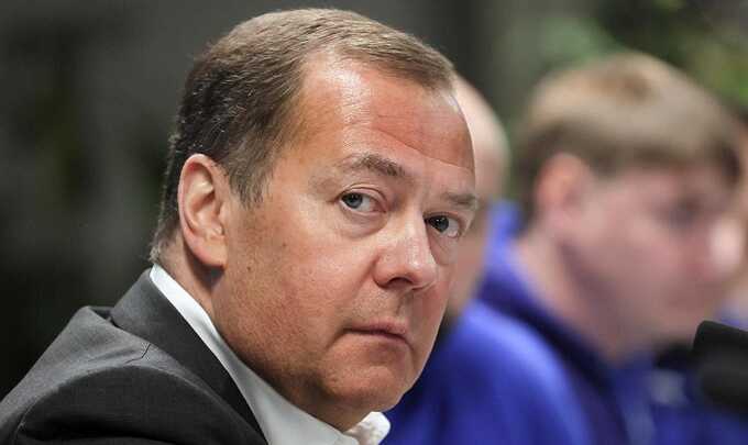 Согласно журналистским расследованиям, скандальные посты Медведева следуют за датами поставок его вина из Италии