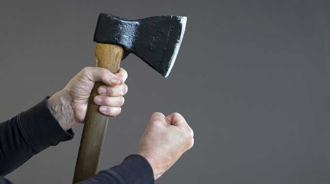 Пьяный россиянин напал с топором на полицейского