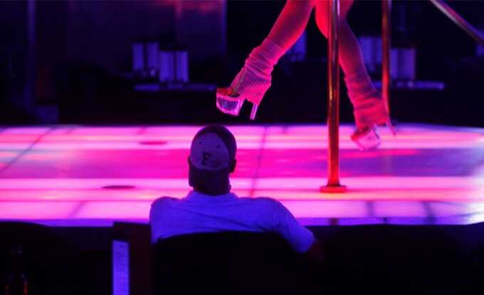 В Брянской области в ночном клубе устроили откровенный стриптиз