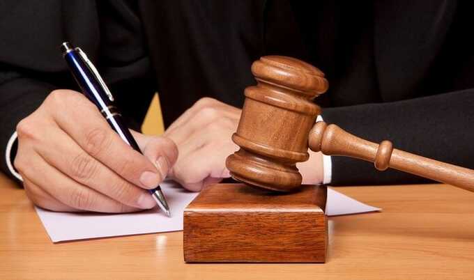 В Москве суд отправил в СИЗО девушку, вылившую краску в урну с бюллетенями