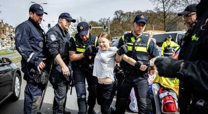 Активистку Грету Тунберг задержали в Гааге во время митинга протеста