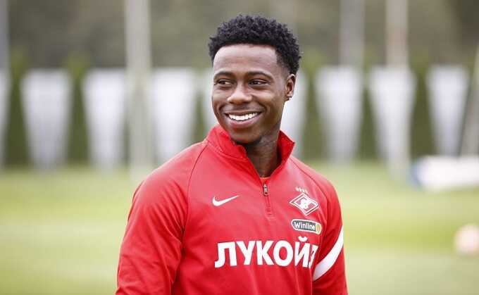 Футболиста Квинси Промеса отпустили из-под стражи в ОАЭ