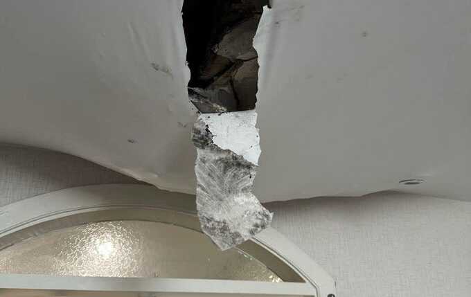 В Хабаровске семья два месяца живёт с дырой в потолке