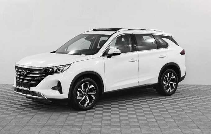 Китайский внедорожник загорелся на трассе в Саратове