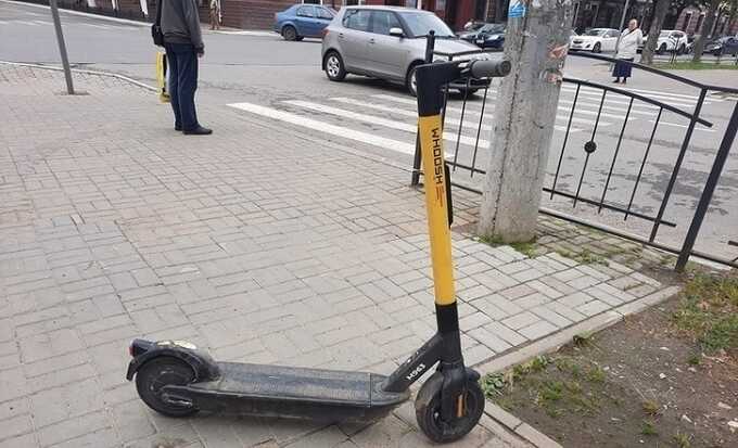 Калужский самокатчик сбил женщину с младенцем и скрылся