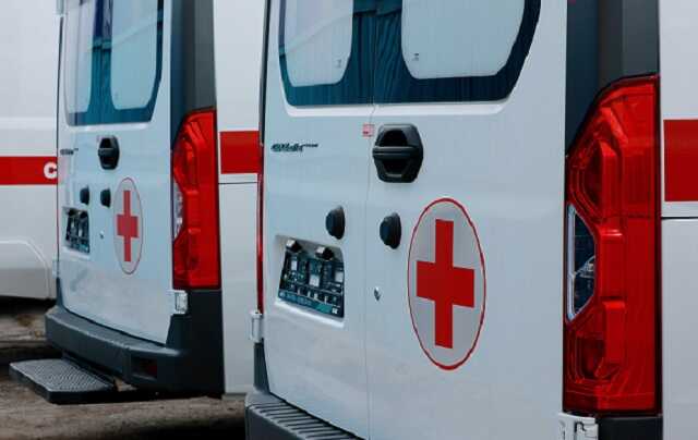 Сотрудники скорой помощи застряли по дороге к месту схода вагонов поезда в Коми