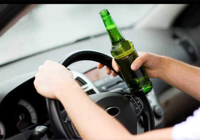 В Варшаве полицейский в состоянии алкогольного опьянения врезался в старинный фонарь