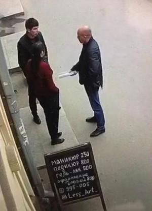 Сергей Черный (справа) у салона девушки Марусова