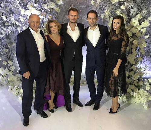 Слева направо: Сергей Черный, его жена, сын