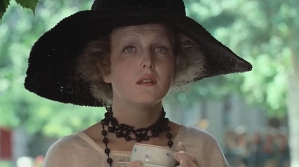 Елене Соловей не нравится, что зрители, в основном, её помнят по фильму «Раба любви». О чём сожалеет актриса