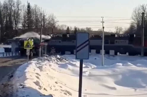 Товарняк снес фуру и опору электросети на переезде в Пермском крае