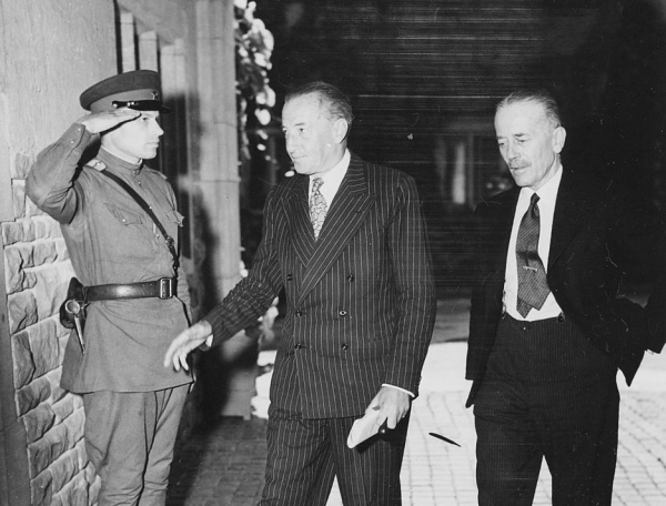 «Немцы непобедимы!»: Как Сталин смог доказать британскому послу, что СССР способен победить