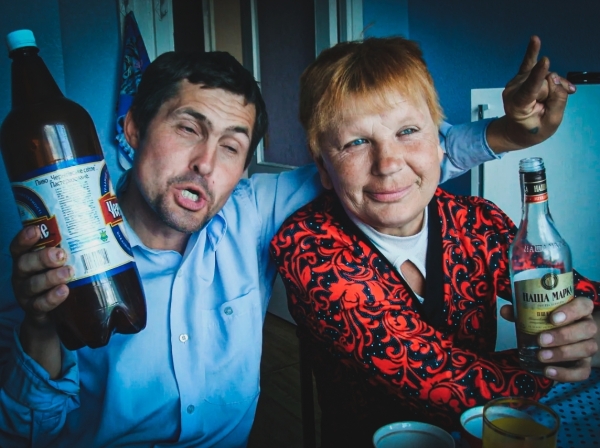 Сережа не стал оставлять у себя на ночь собутыльников, но влюбленная пара приняла это за оскорбление. Женщина взяла инициативу в свои руки