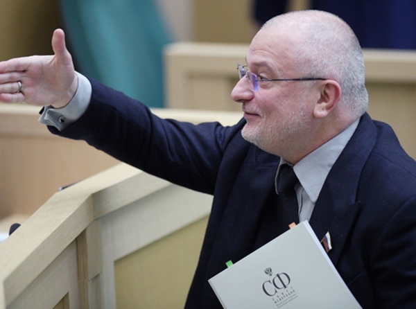 Сенатор Андрей Клишас зациклился на таксах