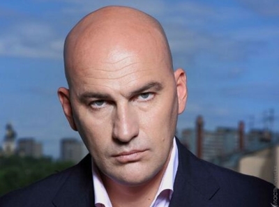 Радислав Иванович Гандапас — российско-украинский коуч, яркий представитель касты российских инфоцыган, по утверждению интернет-пользователей — шарлатан. Долгое время работал в связке с известным аферистом Романом Василенко, создателем жилищной пирамиды B