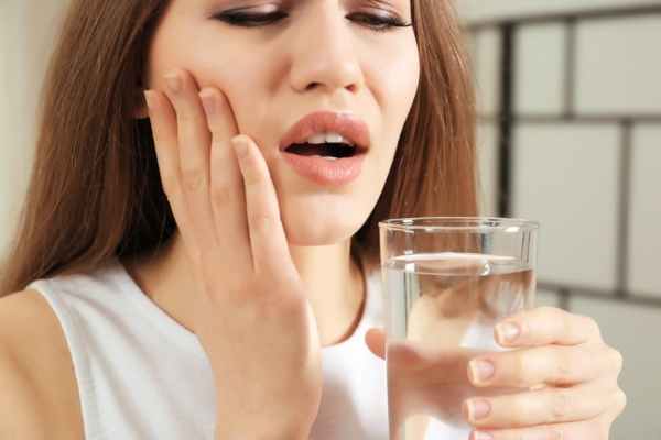 Поместите в физраствор и мчитесь к стоматологу: что делать, если откололся зуб