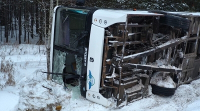 Рейсовый автобус с пассажирами опрокинулся под Тюменью