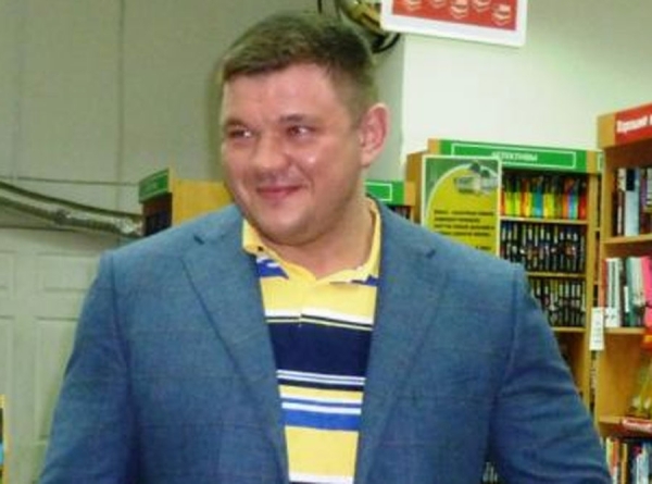 Владимир Шадура ? российско-украинский коуч, причисляемый к касте т. н. инфоцыган, обвиняется в вытягивании с людей денег, продаже воздуха и отсутствии компетенции.