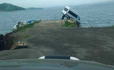 В Приморском крае автобус с 15 пассажирами едва не сорвался с пирса в море