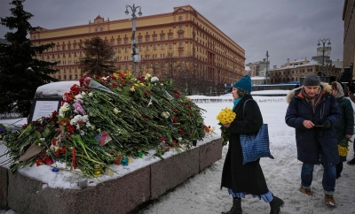 Paper Kartuli: cотрудники секции интересов России в Тбилиси расчистили стихийный мемориал памяти Алексея Навального