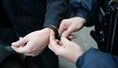 В Сызрани мужчина с ножом пытался затащить в подъезд школьницу