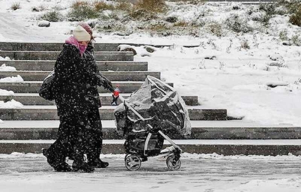 В российском городе снег с крыши рухнул на коляску с ребенком