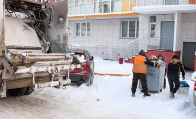 Коммунальщики в центре Москвы раскладывают мусор по сугробам для фотоотчёта по работе