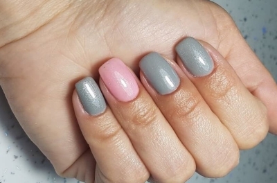 Розово-серый маникюр - новый хит зимы 2025 года