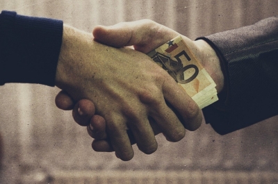 Почему взятки гладки? Происхождение самого коррупционного фразеологизма