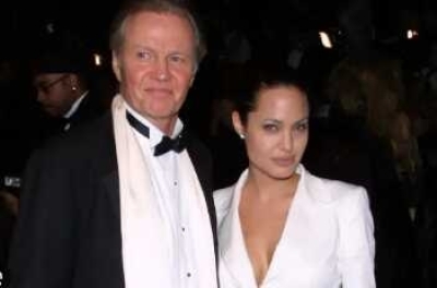 Отец Анджелины Джоли обратился с просьбой к Брэду Питту