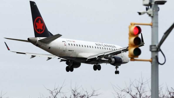 Подросток-дебошир избил родственника на борту самолета и сорвал рейс