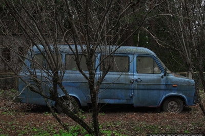 Нашёл заброшенный фургон в лесу. Что за марка автомобиля?