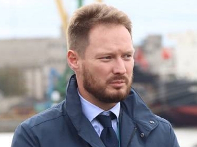 Глеб Франк откушает крабов в одиночестве