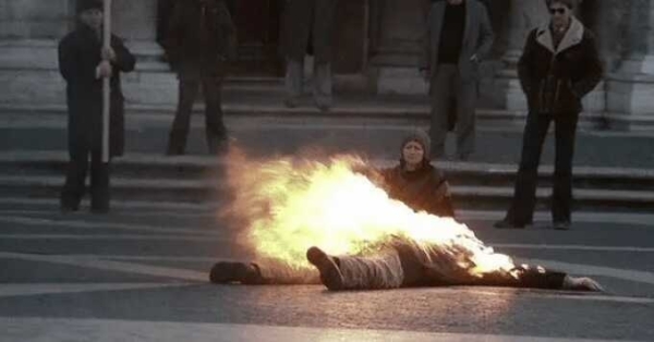 Мужчина, который поджег себя у военкомата под Петербургом, скончался в больнице