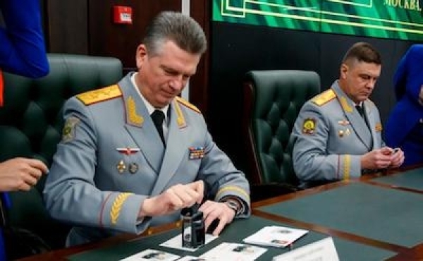 Юрия Кузнецова и его жену задержали в собственной постели