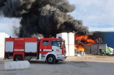 Пожарные тушат пожар на промышленном предприятии в Петербурге