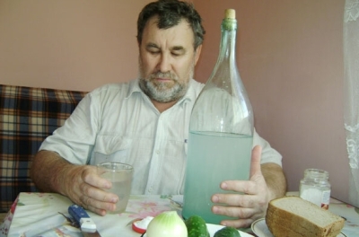 Правда ли, что самогон менее вредный для пожилого человека, чем водка? И если да, то почему так считают