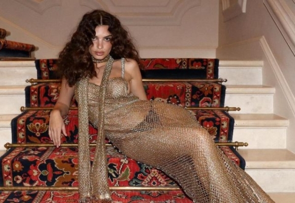 Эмили Ратаковски сняли на прогулке: что с ее губами?