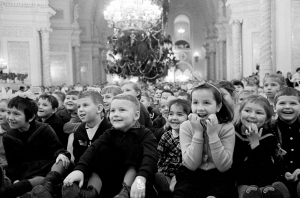 Что положили в новогодние подарки детям на первой Кремлевской елке в 1954 году и сколько стоил подарок и билет