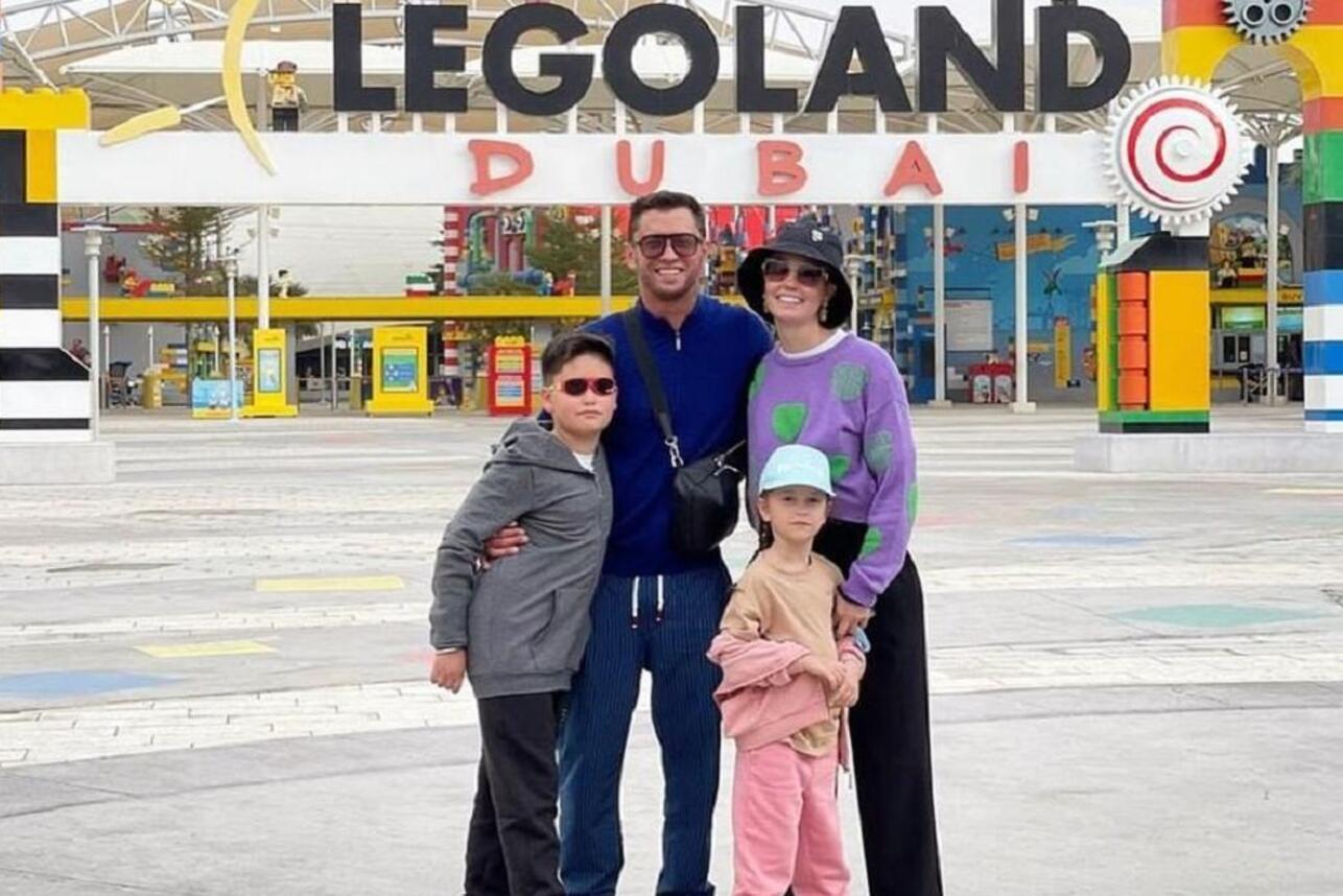 Павел Прилучный и Агата Муцениеце с детьми